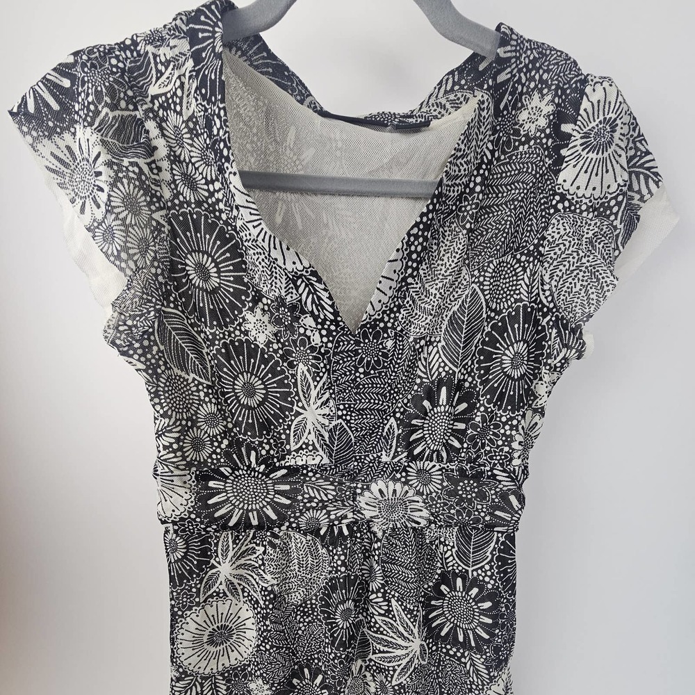 Womens sz PM v neck short sleeve blouse, black and cream